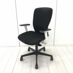 【シンプルなデザインと厚みのあるクッションが大人気！機能充実のワーキングチェア】■オカムラ(okamura)製　スラート(sulato)チェア　肘付ハイバック　■可動肘　■ブラック×ホワイトシェル　【弊社使用欄：A01067239】