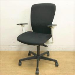 【人気商品】ホワイト×ブラックの特注カラー　オカムラ　スラート　ハイバックモデル　アジャストアーム搭載
