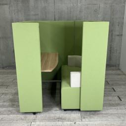 【商談、ミーティングを快適に行えるワークブース！】■コクヨ（KOKUYO）製　ブラケッツシリーズ（Brackets）　集中ワークブース　1人用パーテーションブース　■ソファ/テーブル　■ライトグリーン　ピーグリーン　■ナチュラル天板 【ABW商材】【関東倉庫在庫品】【弊社使用欄：A01076203】