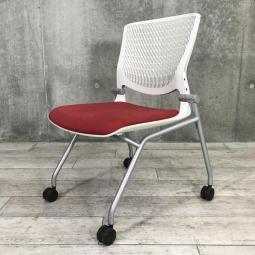 【スリット構造のシェルがワーカーを軽やかに受け止める！】■オカムラ(okamura)製　グラータ(Grata)シリーズ　ミーティングチェア　ネスティングチェア　■背面樹脂メッシュ(ヌードタイプ)　■キャスター付き　■レッド × ホワイトシェル