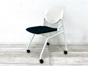 【定価約5万円】【長時間の打ち合わせでも快適な座り心地のネスティングチェアの入荷です！】■オカムラ（okamura）製/ルナ（Runa）　■ネスティングチェア　■ブラック×ホワイトシェル　■重ねて収納可能