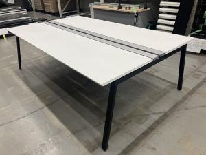 【4名での使用に最適な幅2400mm！】■コクヨ（KOKUYO）　サイビ（SAIBI）　■W2400×D1400×H720㎜　■木目調ホワイト×ブラック脚　■配線カバー　シルバー【弊社使用欄：A01044273】【関東倉庫在庫品】