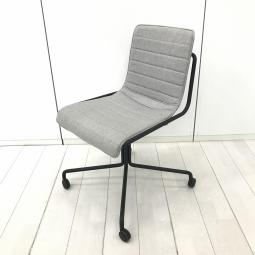 【ミーティングにも執務にも映える軽快デザイン！】■コクヨ(KOKUYO)製　デイズオフィス(Days Office)シリーズ　オフセットフレーム(offset frame)　ミーティングチェア　ワークチェア　回転チェア 　■キャスター付き4本脚ブラック　■グレー