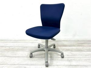 【定価約8万円】【オフィスの王道チェアが入荷‼　厚みのあるクッション製スタンダードチェア】■オカムラ/カロッツァ　■肘無ローバックチェア 　■ブルー
