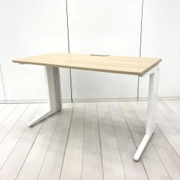 【在庫入替セール品!(本在庫限定価格)】【スタイリッシュなデザインと機能性を兼ね備えたシンプルデスク!】
■オカムラ製 プロユニットシリーズ(Pro unit) 平机 引き出し無 パネル脚 W1200×D600㎜ ■木目ナチュラル天板 【弊社使用欄:A01054141】【HU】