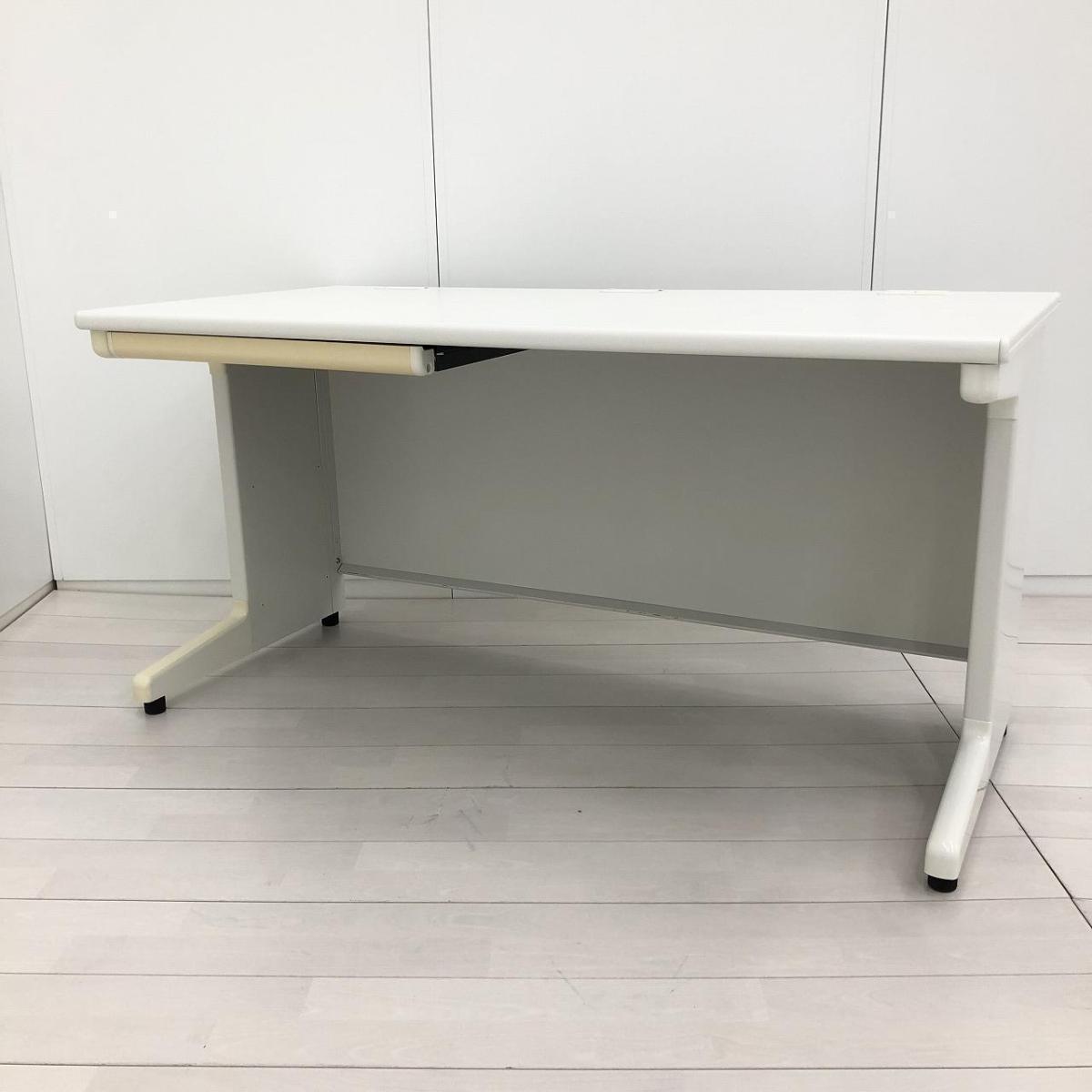 【幅広いワークスペースで作業効率アップ！スタンダードなデザインで使いやすい！】■プラス(PLUS)製　LA Deskシリーズ　平机　引出し付き(左側のみ）　W1400×D700㎜　■電源タップ　■ホワイト　※日焼け有
                        LA
                                    中古
            