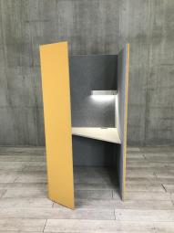 【博】【ワーカーの集中を高める省スペースなワークブースが入荷！】■オカムラ(okamura)製　ドレープシリーズ　集中ワークブース　ソロワークブース　■テトラタイプ　ライト付き　(W1000/D1000/H1910)　■オレンジ　■開口部左側
