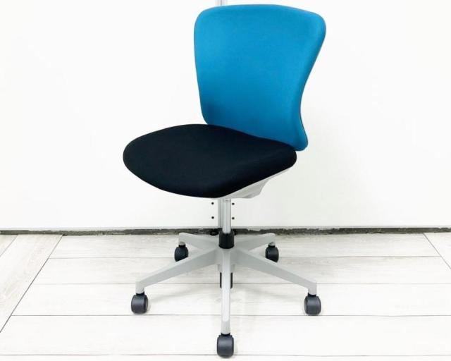 【定価約5万円】【やさしく身体を支え、長時間でも疲れにくい!イナバ品質の快適チェア!】■イナバ(Inaba)製 バルチェ(Valche)チェア 肘無し ローバック ■背面:ブルー×座面:ブラック 【セルフアジャストメント機構採用であらゆるワークシーンにフィット!】【弊社使用欄:A01076464】