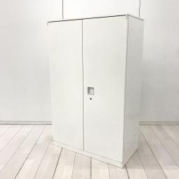 【在庫入替セール品!(本在庫限定価格)】【オフィスの書類をスッキリ整理!取っ手がどの方向からでも開くマルチハンドルが人気!】■オカムラ(okamura)製 レクトライン(Rectline)シリーズ 両開き書庫 ローキャビネット ■シリンダー錠 ■天板、本体:ホワイト 【弊社使用欄:A01054139】【HU】