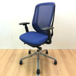 【前傾チルト機能付き】【オカムラ製品で最も人気を集める高機能メッシュチェア！】■オカムラ(okamura)製　シルフィー(Sylphy)チェア　肘付ハイバック　背面メッシュ　■可動肘(アジャストアーム)　■ミディアムブルー×ブラックシェルn【入替セールにつき20%OFF！】
