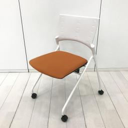 【在庫入替セール品！（本在庫限定価格）】【コンパクトな収納が可能なチェアで設置・撤去が便利！軽快なデザインと安定感のある座り心地が人気のミーティングチェア！】■イトーキ（ITOKI）製　マノス　ネスティングチェア　■オレンジ【弊社使用欄：A01062748】【HU】