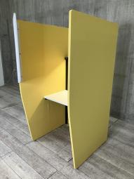 【集中できるバックパネル付きのソロワークブース！】■コクヨ（KOKUYO）製　ヴェルテ（Verte）　1人用パネルブース 　　W900×D1000×H1800㎜　■電源コンセント・バックパネル付き（左側）　■本体：イエロー　バックパネル：ホワイトグレー　天板：ホワイト【ABW商材】【関東倉庫在庫品】【弊社使用欄：A01073577】