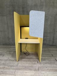 【集中できるバックパネル付きのソロワークブース！】■コクヨ（KOKUYO）製　ヴェルテ（Verte）　1人用パネルブース 　　W900×D1000×H1800㎜　■電源コンセント・バックパネル付き（右側）　■本体：イエロー　バックパネル：ホワイトグレー　天板：ホワイト【ABW商材】【関東倉庫在庫品】【弊社使用欄：A01072645】