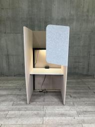 【集中できるバックパネル付きのソロワークブース！】■コクヨ（KOKUYO）製　ヴェルテ（Verte）　1人用パネルブース 　　W900×D1000×H1800㎜　■電源コンセント・バックパネル付き（右側）　■本体：ベージュ　バックパネル：ホワイトグレー　天板：ホワイト【ABW商材】【関東倉庫在庫品】【弊社使用欄：A01073576】
