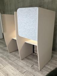 【集中できるバックパネル付きの2人用ワークブース！】■コクヨ（KOKUYO）製　ヴェルテ（Verte）　２人用パネルブース 　　W1800×D1000×H1800㎜　■電源コンセント（片側のみ）・バックパネル付き（左右）　■本体：ベージュ　ホワイトブラウン　バックパネル：ホワイトグレー　天板：ホワイト【ABW商材】【関東倉庫在庫品】【弊社使用欄：A01072646】