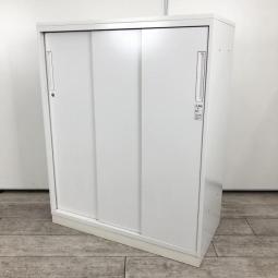 【手狭なオフィスで大活躍！導線を確保できる引き違い戸のキャビネット！】■コクヨ(KOKUYO)製　エディア(EDIA)シリーズ　引き違い書庫　ローキャビネット　■3枚扉　■シリンダー錠　■天板・ベース付き　■ホワイト