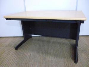 【スタンダードなデザインで使いやすい！　人気上昇中の木目×ブラックカラーのデスクが入荷！】■イトーキ（ITOKI）製　CZＸシリーズ　平机　引き出し付　W1200×D700㎜　■ナチュラル(木目)×ブラック　
オフィスバスターズ　神戸・三宮店
