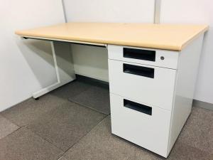 【在庫セール品：1台限定】【T6】■プラス（PLUS）製　フラットライン　片袖机　幅1400mm　■引き出し付き　■天板ナチュラル脚ホワイト【おしゃれなナチュラル天板！　お求めやすい定番商品です！】