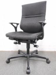 【在庫セール品：2脚限定】【T6】■オカムラ製　エルシオチェア　肘付ハイバック　■ブラック　■固定肘【お洒落な張地と無骨なフレームのマッチング！】