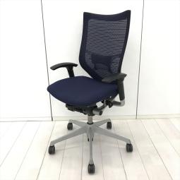 【座り心地抜群の大人気チェア！】■オカムラ/バロン　肘付ハイバック　■ダークブルー×ブラックフレーム　■可動肘　■背面メッシュ　■ランバーサポート付