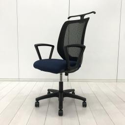 【コスパの良いメッシュチェア！お値段以上のデザインと座り心地！】■イトーキ（ITOKI）製　コルトチェア　肘付ハイバックチェア　■サークル肘　■背面メッシュ/ハンガー付　■ブラック/ネイビー