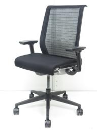 【長時間の着座ストレスを軽減！ワイヤーが体にフィットするアメリカ発の大人気商品！】 ■スチールケース　シンクチェア　可動肘付　ブラック　3Dニット【STEELCASE　THINK】