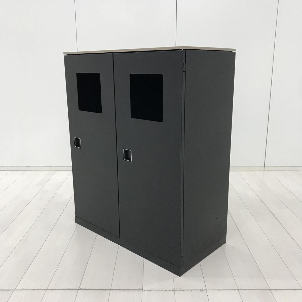 【リフレッシュスペースでのご利用にもオススメ！】■オカムラ(Okamura)製　レクトライン(Rectline)シリーズ
■分別ダストボックス　■リサイクルトラッシュユニット　2連片開きトラッシュボックス　ゴミ箱　■ブラック　■ナチュラル天板　【カフェ調オフィスにオススメ！】
                        レクトライン
                                    中古
            