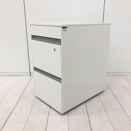 【定価約6万円】【シャープなデザイン！平机・フリーアドレスデスクのお供に！】■イトーキ(ITOKI)製　インクルード(IncLude)シリーズ　フリアド用ワゴン　3段ワゴン　H680mm　■キャスター付　■シリンダー錠　■ホワイト