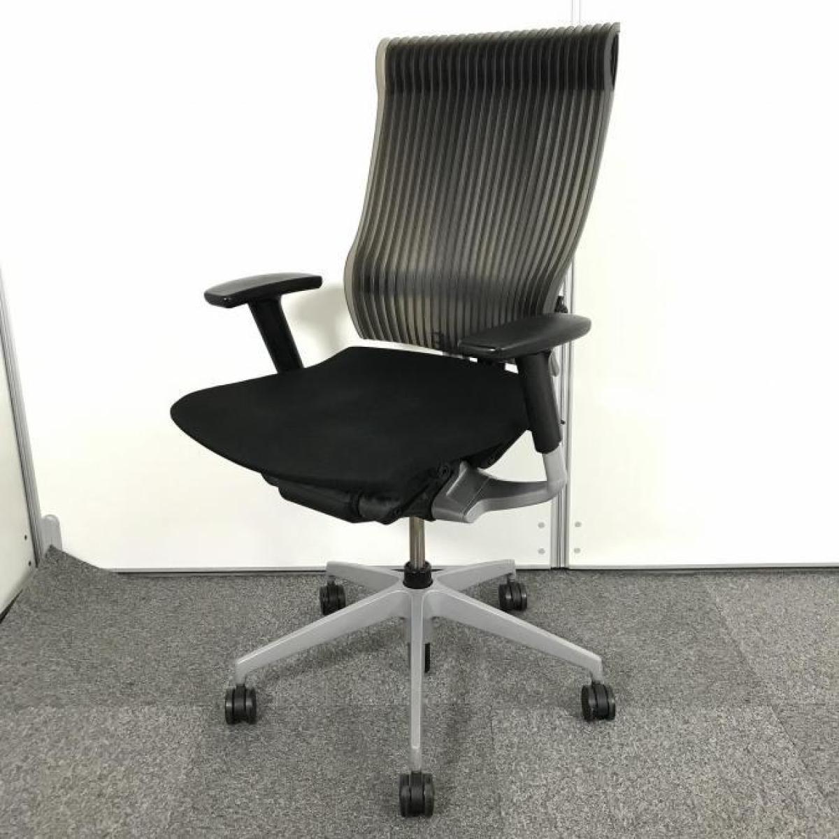 【定価約15万円】【独創的なフォルムでデザインと快適性の融合を実現！】■イトーキ(ITOKI)製　スピーナ(Spina)チェア　肘付ハイバック　エラストマータイプ　■ブラック　■可動肘
                        スピーナチェア（エラストマー）
                                    中古
            