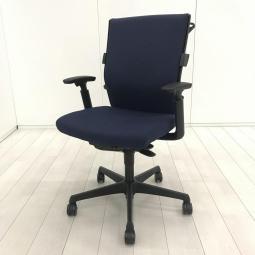 【長時間のデスクワークもランバーが快適にサポート！オフィスの定番チェア！】■オカムラ(okamura)製　エスクード(ESCUDO)チェア　肘付き　ハイバック　■可動肘・ランバーサポート・ハンガー付き　■ダークブルー×ブラックシェル　※シェル角欠け