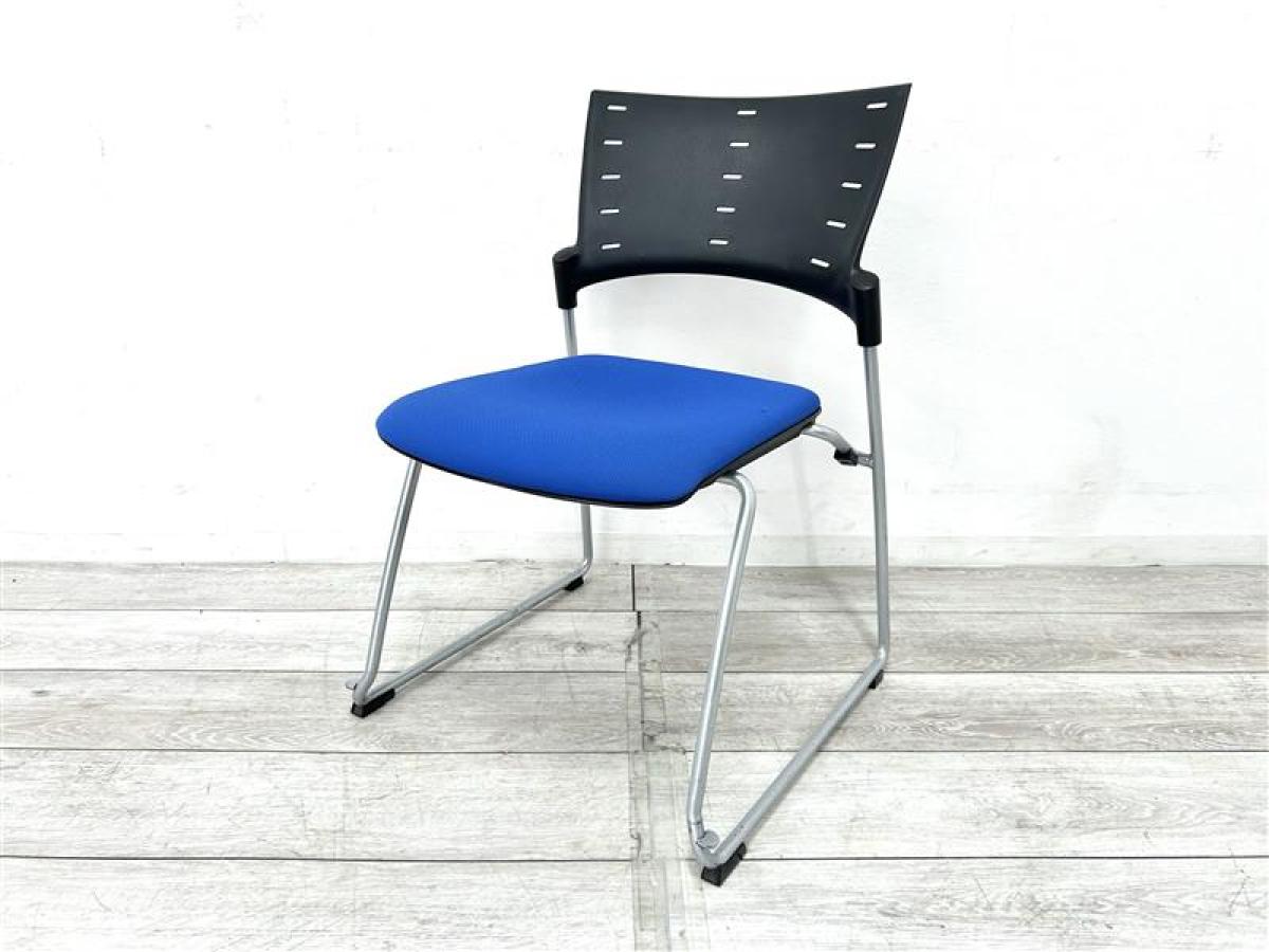 【定価約5万円】【上質な座り心地で安定感抜群な大人気マノスチェアが入荷いたしました！】■イトーキ/マノスチェア　■スタッキングチェア　■ブルー
                        マノスチェア
                                    中古
            