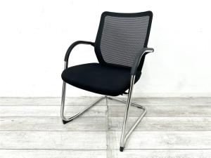 【定価約8万円】【洗練されたデザインで快適な座り心地を実現するミーティングチェアの入荷です！】■オカムラ（okamura）/ミーティングチェア　■肘付ミーティングチェア　■ブラック　■背面メッシュ　■固定肘