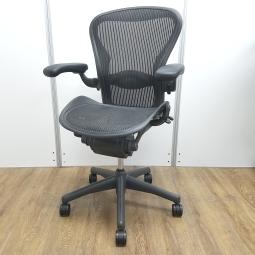 ★ハーマンミラー(HermanMiller)製　アーロン　ブラック　Bサイズ　肘付き(※テカリなし)　ハイバック　メッシュ　可動肘※　ランバーサポート付き　世界的にも有名なワーキングチェア！　通気性や理想的な体重分散を実現したメッシュの張り地！　肘付きハイバックチェア！！