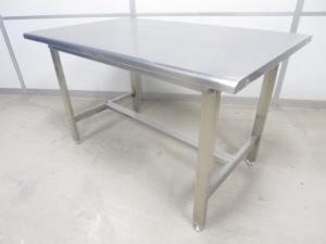 ☆在庫限り！【精密機器の検品作業にもオススメ！】■サカエ　ステンレス　作業台　W1200×H750mm　■美観に優れるステンレス作業台！実験・研究室、食品工場、製薬工場に！【未使用品】