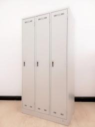 【ゆとりのある収納スペース！衣類や個人の荷物の管理に3人用更衣ロッカー・増員にもオススメ！】■生興（SEIKO）製　SLKシリーズ　3人用ロッカー　W900×D515×H1790mm　■シリンダー錠　■ホワイト