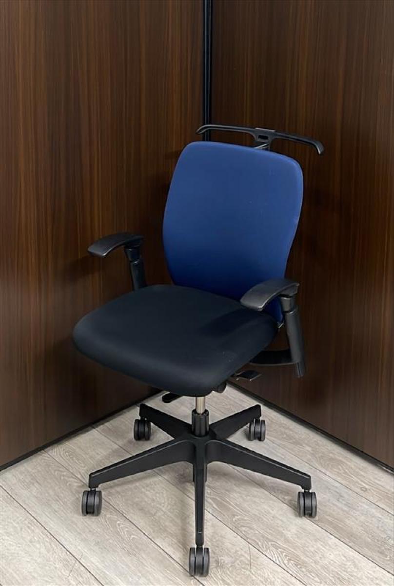 【在庫セール品：6脚限定】【T6】■イトーキ（ITOKI）製　フルゴ(fulgo)チェア　肘付ローバック　■座面：ブラック　背面：ネイビーブルー　■可動肘　■コートハンガー付き【座る人を選ばない、シンプルスタイルなオフィスの定番シリーズ！　把手付きで汚れ対策＆持ち運びラクラク！】
                        フルゴ
                                    中古
            