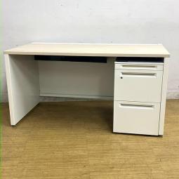 【パネル脚が珍しい！安心の国内メーカーのシンプルなオフィスデスク！】 ■オカムラ(okamura)製　アドバンス(ADVANCE)シリーズ　片袖机(平机+3段ワゴンセット)　引き出し無し　W1400×D700mm　■パネル脚　■配線口　■天板:木目調ナチュラル / 本体:ホワイト【AD】※ワゴンは在庫状況により変動いたします。
