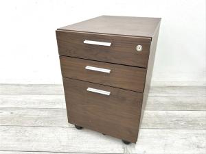 【定価約7万円】【高級感あるデザインの3段ワゴンの入荷です！】■コクヨ(KOKUYO)製　3段ワゴンS370シリーズ　■木製3段ワゴン　■ブラウン　■シリンダー錠