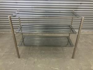 ガラス3段の展示台【小】が1台入荷致しました！！　 
※マテハン本舗の中古商品は、千葉県柏市に在庫がございます。