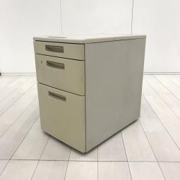 【高品質で人気のKOKUYO製品！スタンダードなデザインで使いやすい！】■コクヨ(KOKUYO)製　BS+シリーズ　3段ワゴン　デスクインワゴン　■W395×D600×H610mm　■ニューグレー　■シリンダー錠　※日焼け有【2606】【A01077691】