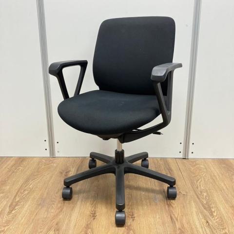 【中古】トルテチェア  イトーキ（ITOKI） 肘付ローバックチェア