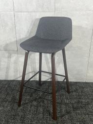 【3脚入荷！】カフェスペースにいかがでしょうか？　■カワジュン製ヘキサカウンターチェア(ウッド)　ダークグレー色　窓際の省スペース・待合スペースにお勧め！