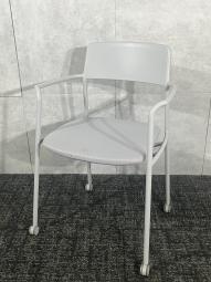 【2脚入荷！】エントランスなどこだわりたい方におすすめ！　■コクヨ エニー　ネスティングチェア　シンプルイズベストを象徴したチェア！　洗練された印象です！　エントランスなど見える場所におすすめ！