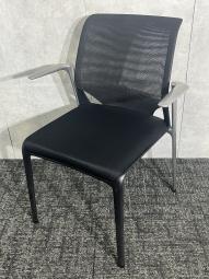 【福岡倉庫在庫！九州で6脚のみの在庫です】【デザイナーズ家具】大人気Vitraからスタッキングチェアが入荷です！ブラックカラーでオフィスにも取り入れやすい！人気メーカー品のため売り切れ御免！早い者勝ちです！