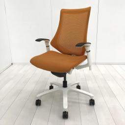 【姿勢の変化にフレキシブルに対応！】　■イトーキ（ITOKI）製　エフチェア　肘付　ハイバック　背面メッシュ　■可動肘　■アンバーオレンジ