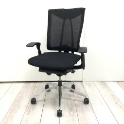 【在庫セール品・1脚限定】【T6】■イトーキ(ITOKI)製 セレーオ(celeeo)チェア 肘付ハイバック ■ブラック ■背面メッシュ ■可動肘 ■コートハンガー付【座るとわかる快適さ・骨盤にしっかりフィットする! チェア自らが動き座る人の体を支える「おもてなし」の心を体現した高級チェア! 】
