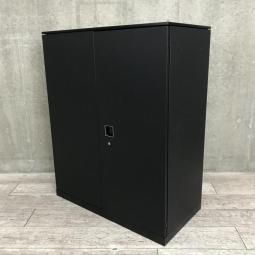 【取っ手がどの方向からでも開くマルチハンドルが人気！スタイリッシュなブラックカラー書庫が入荷！】■オカムラ(okamura)製　レクトラインシリーズ　両開き書庫　ローキャビネット　■天板付き　■シリンダー錠　■色：ブラック