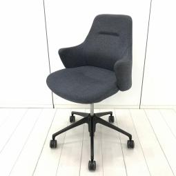【働きやすく、居心地の良いオフィスへ！カジュアルかつ柔らかなデザインのライブスチェア入荷！】■オカムラ(okamura)製　ライブス(Lives)シリーズ　肘付　ミーティングチェア　■キャスター付　■グレー【オカムラの新シリーズ！】オフィスバスターズ　梅田本店