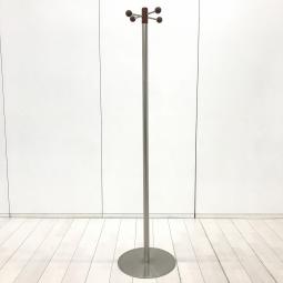 【事務所用や来客用、個室用としてもおすすめ！スタイリッシュなポールハンガー！】■オカムラ(okamura)製　ハンガースタンド　ポールタイプ　コートハンガー　H1750㎜　■シルバー　オフィスバスターズ　梅田本店