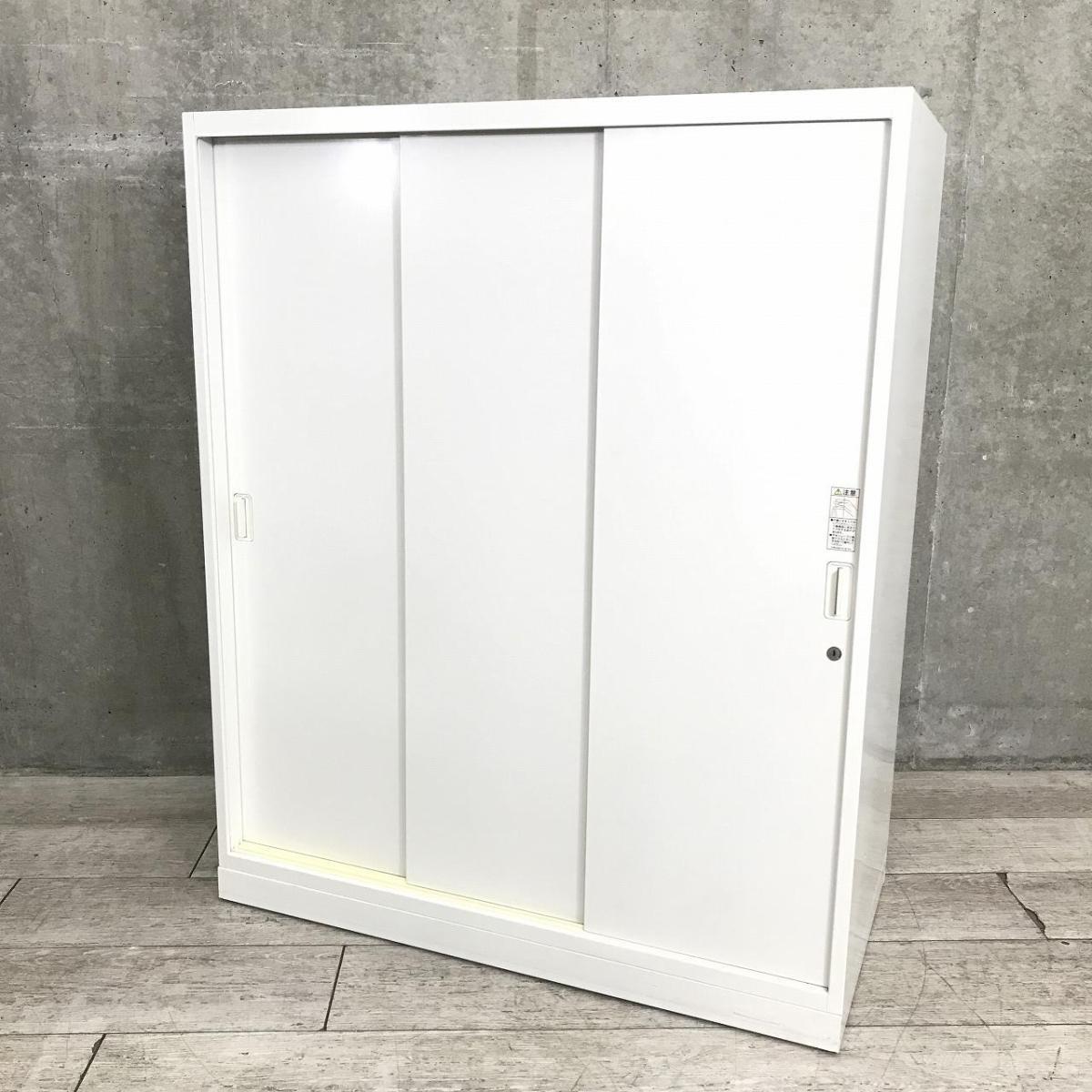 【物が取り出しやすい3枚引き違いタイプ！開閉スペースに困らない！】■オカムラ(okamura)製　レクトラインシリーズ　引違い書庫　3枚引き戸　ローキャビネット　■シリンダー錠　■ホワイト　■ベース付き　オフィスバスターズ　梅田本店
                        レクトライン
                                    中古
            